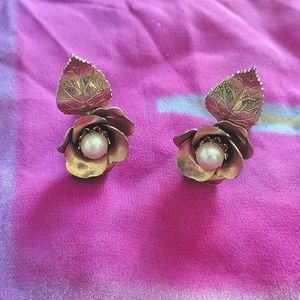 Vintage clip on gold tone pearl earrings